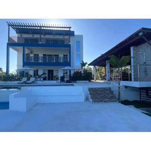 Luxury Beach Front Villa with Private pool and stunning Ocean View!