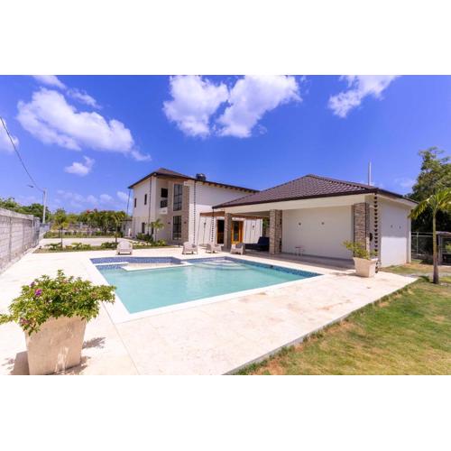 Luxury Beach Villa with Private Pool, Jacuzzi, Beach Club Access with Restaurant & Adventure Nearby