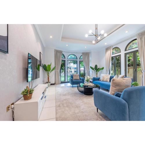 Luxury Beachfront Villa with Direct Beach Access, Next to Community Pool, Close to the Thrills of Aquaventure Waterpark, Canal Cove, Palm Jumeirah by Deluxe Holiday Homes