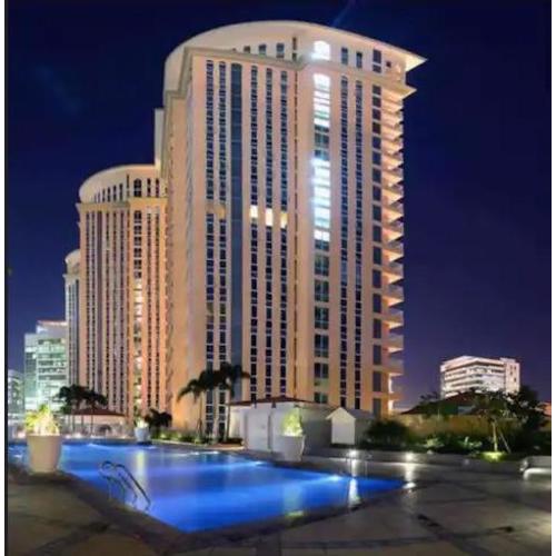 Luxury BGC Condo in Taguig, McKinley - Covered Parking and WiFi FREE