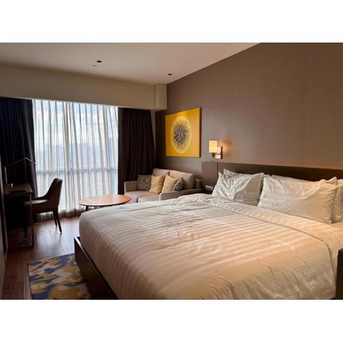 Luxury California King Suite with Pool and City View