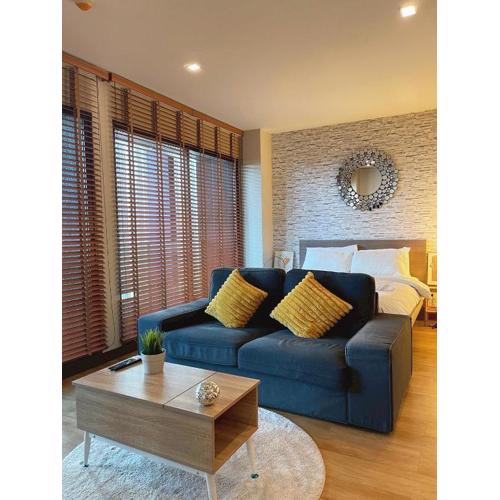 Luxury Condo Skywalk BTS Thonglor Pool Gym and Netflix