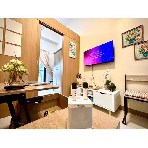 Luxury Condo with balcony on amenity floor, easy access to pool, Sky Garden, Working Lounge and Gym in Makati 7F