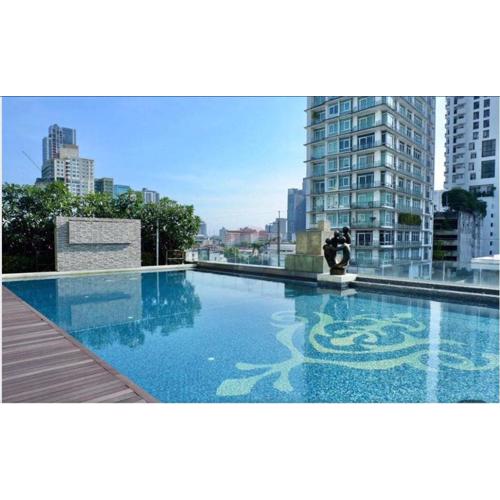 Luxury Condo with Swimming Pool, Fast Wifi, 711, Big Room, Jacuzzi