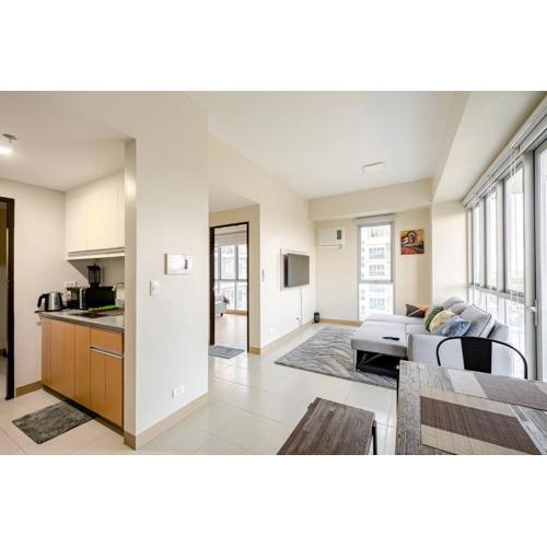 Luxury Corner Suite 1 Bedroom plus Den Top Floor Birds Eye View Spacious 668 square Feet