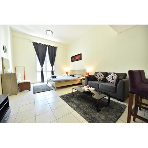 Luxury Escapes - Spacious Fully Furnished Studio Apt - Next to Metro, 5 Mins from Mall - MED46