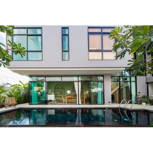 Luxury KING 3 BR, Gym, Sauna, BBQ, AirCon, 8 min Beach, Tennis Court, Boating Ave