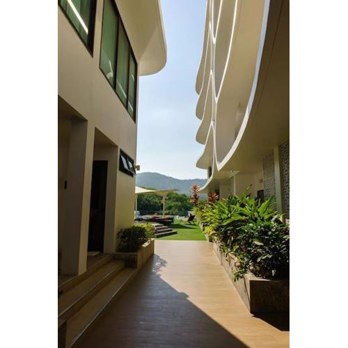 Luxury Lake Condo next to Beach