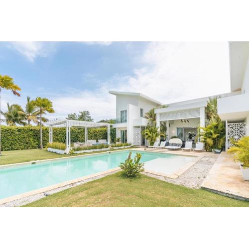 Luxury lakefront vacation paradise!