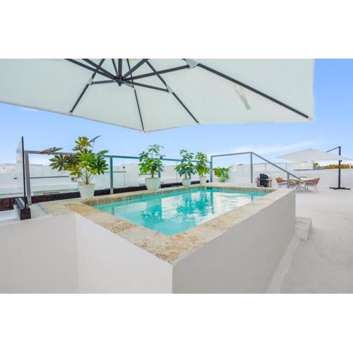 Luxury penthouse with a hot tub 3 minutes from the beach