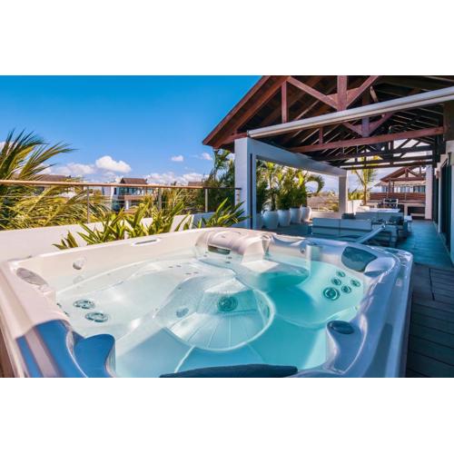 Luxury Penthouse with Jacuzzi, 2 min to Beach