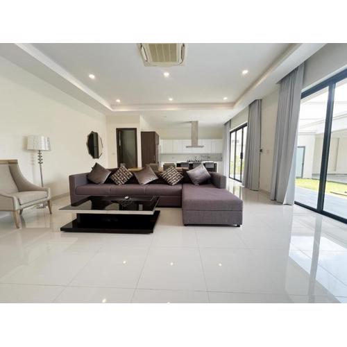 Luxury Pool Villa Steps Away from Mabprachan Lake