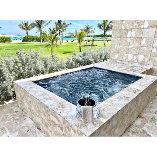 Luxury private suite with jacuzzi- romantic getaway!