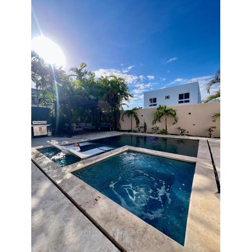 Luxury Private Villa At Metro Pool Jacuzzi Wifi Sleeps 10