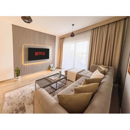 Luxury Stay 1BDR Apartment with Pool & Gym in Waters Edge