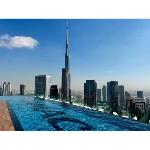 Luxury Stay with Burj Khalifa Views & Infinity Pool