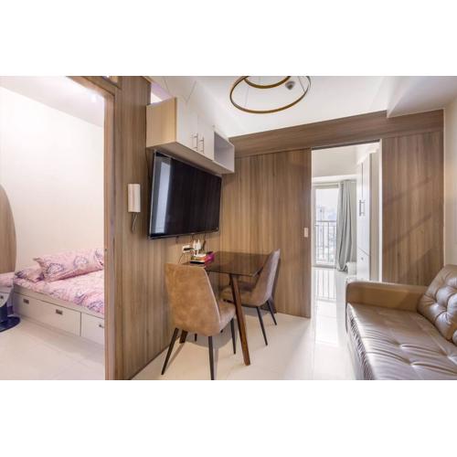 Luxury Sunset Views and Prime Location near CCP MOA with WIFI Parking