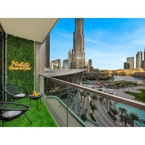 Luxury Two Bedroom Apartment with Balcony, Full Burj Khalifa & Fountain Views by Delujo Stays