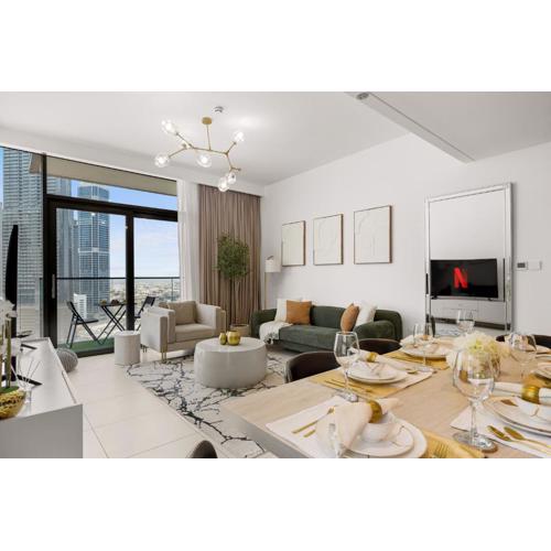 Luxury Two Bedroom Apartment with City & Pool View by Delujo Stays