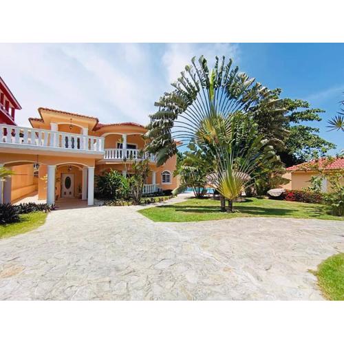 Luxury Villa Classic style, 7 minutes from the beach in Sosua