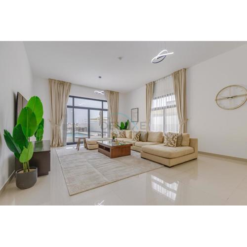 Luxury Villa with Panoramic Sea and Mountain Views and Private Pool, Minutes Drive Away from Khorfakkan Waterfalls and Fujairah Crystal White Beaches, Al Dana Island, Fujairah by Deluxe Holiday Homes