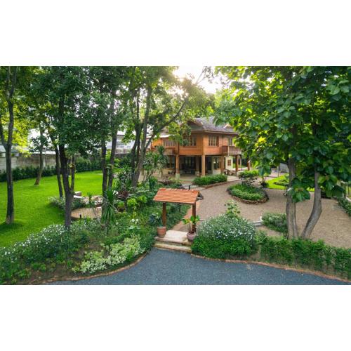 Luxury Wooden Villa in a Secret Garden Downtown