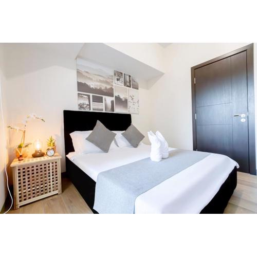 LUXX Suites McKinley with fast WIFI in BGC