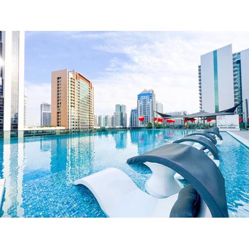MAG318, Modern Studio Apartment with Great Amenities and Canal View, 5min Walk to Dubai Mall