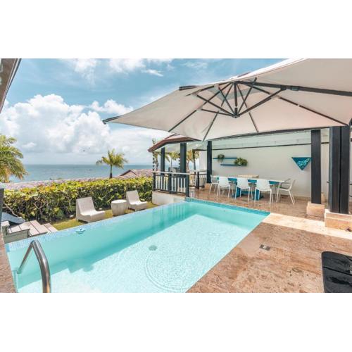 Magnificent villa with ocean view in Puerto Bahia