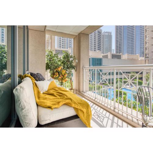 Maison Privee - Radiant Urban Retreat with Iconic Burj Khalifa Vws