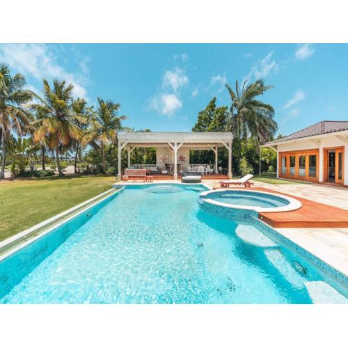 Majestic 5BR Villa with maid & jacuzzi in Cap Cana