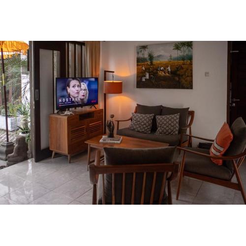 Manto's Place - Canggu 3BR with Workspace & Garden