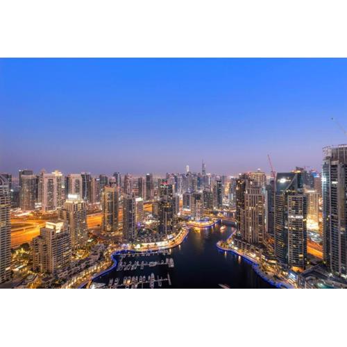 Marina View 1BR Chic Stay in Dubai Vibrant Walk Near Dining & Attractions