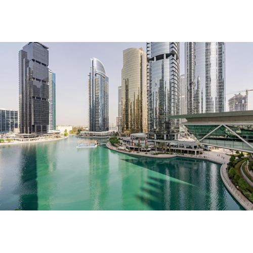 marvelous lake-skyline view apt