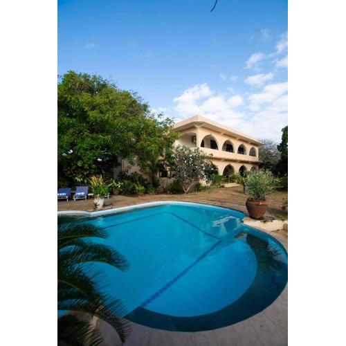 Maweni House - Beachfront, Pool, AC & Cook