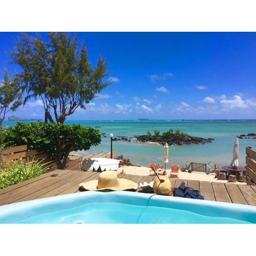 Meerana Cheerful Beachfront Cottage with Jacuzzi