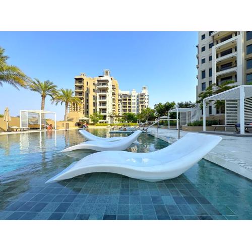 MegaLuxury Flat Resort, Amazing Pool, Burj direct View