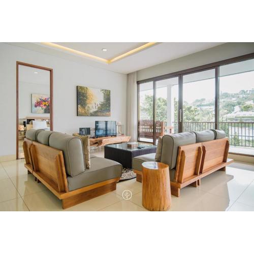 Mentari Hill View Villa 8 bedrooms with a private swimming pool and a movie room