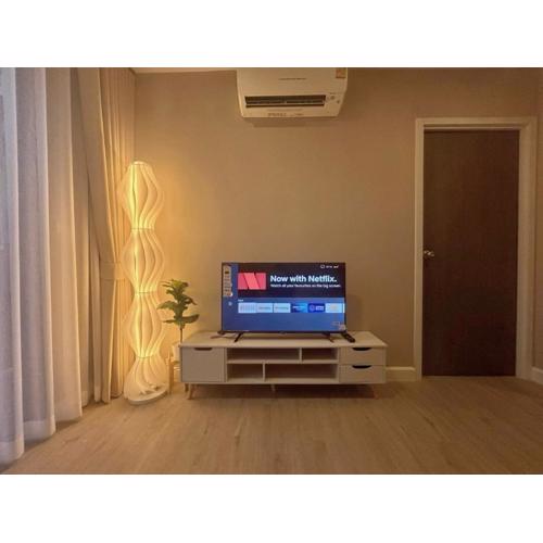 Metro luxe riverfront resort style condo