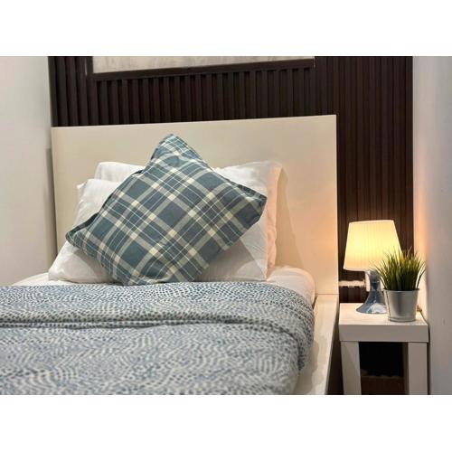 Metropolis View Partition Room Near Internet City Metro