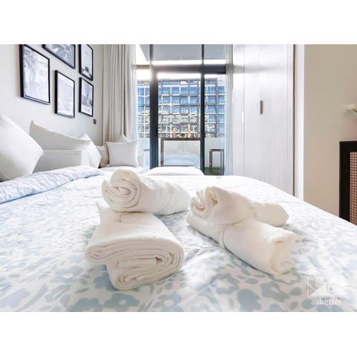 Meydan Bliss Luxurious Studio with Private Balcony