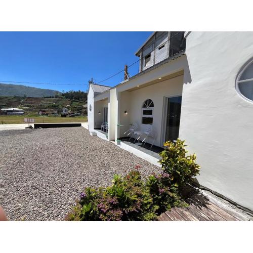 Mini White Villa by SikunirValleyDieng