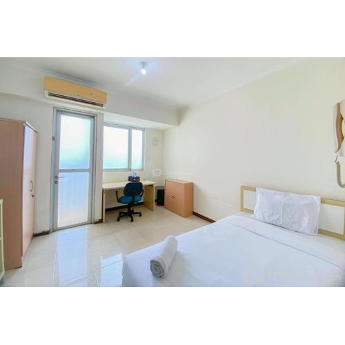 Minimalist and Comfy Studio Room Maple Park Sunter Apartment By Travelio