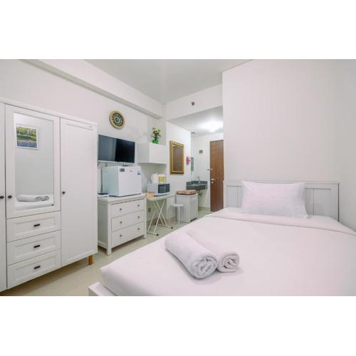 Minimalist and Cozy Studio (No Kitchen) Transpark Cibubur Apartment By Travelio