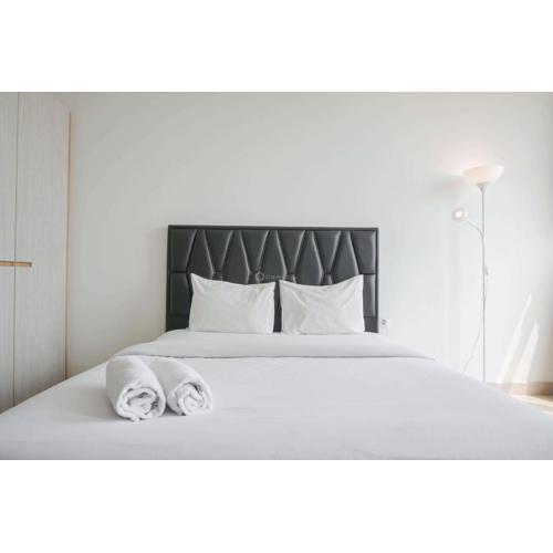 Minimalist and Strategic Studio Room at Menteng Park Apartment By Travelio