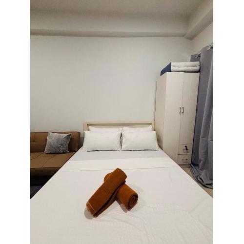 Minimalist Comfort with Homey Touches