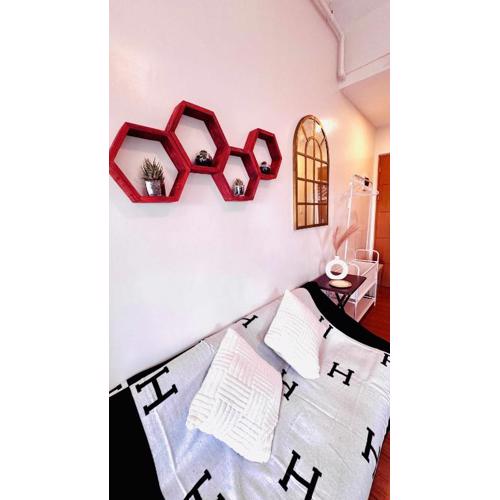 Minimalist Condo near NAIA Free Netflix Pool Balcony