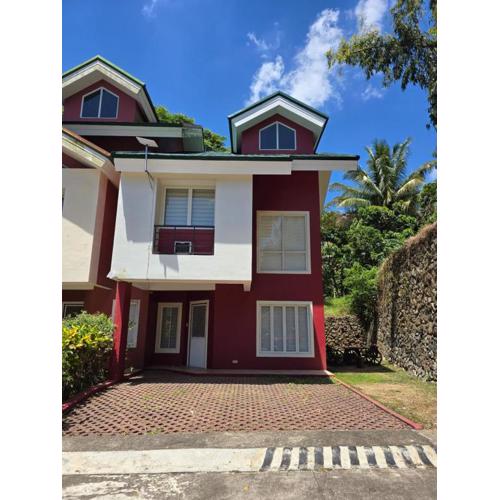 Minimalist inspired- A1 Courtyard Canyon Woods Tagaytay