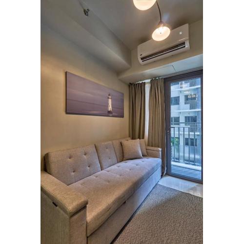 Minimalist Stay Mall of Asia WiFi, Netflix, Self Checkin