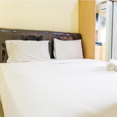 Minimalist Studio Green Pramuka City Apartment By Travelio